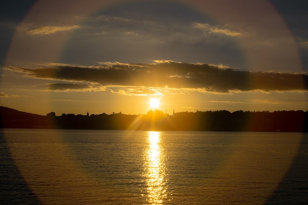 Schilderachtig uitzicht op de zee tegen de hemel bij zonsondergang