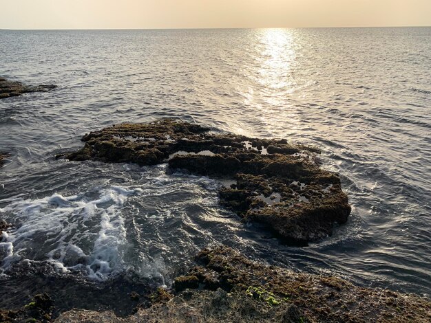 Schilderachtig uitzicht op de zee tegen de hemel bij zonsondergang