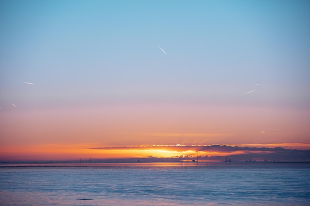 Schilderachtig uitzicht op de zee tegen de hemel bij zonsondergang