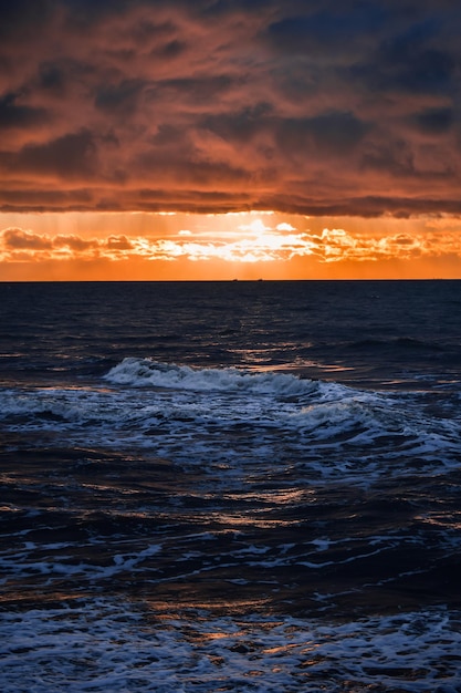 Schilderachtig uitzicht op de zee tegen de hemel bij zonsondergang