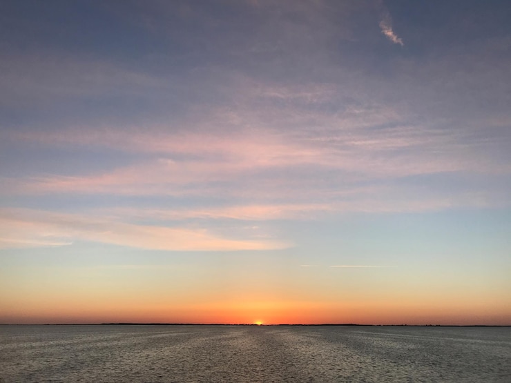 Foto schilderachtig uitzicht op de zee tegen de hemel bij zonsondergang