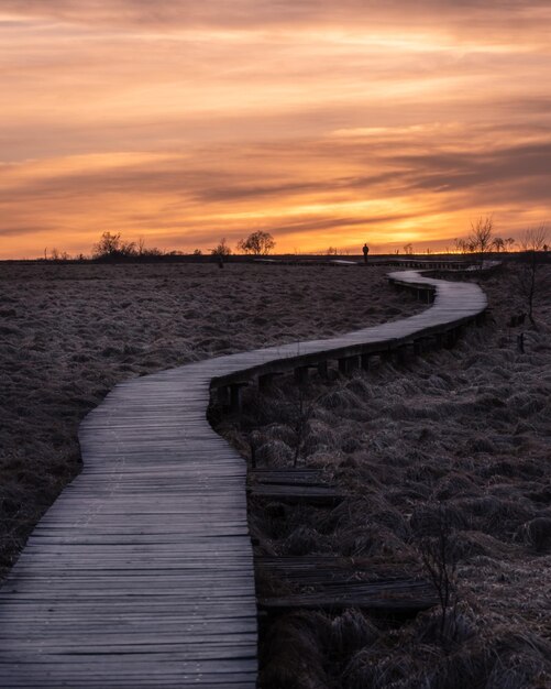 Foto schilderachtig uitzicht op de zee tegen de hemel bij zonsondergang