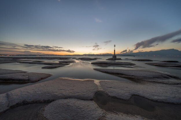 Foto schilderachtig uitzicht op de zee tegen de hemel bij zonsondergang