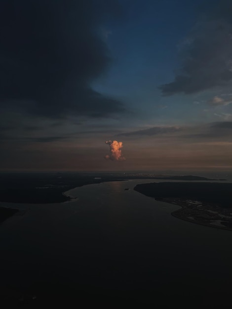 Schilderachtig uitzicht op de zee tegen de hemel bij zonsondergang