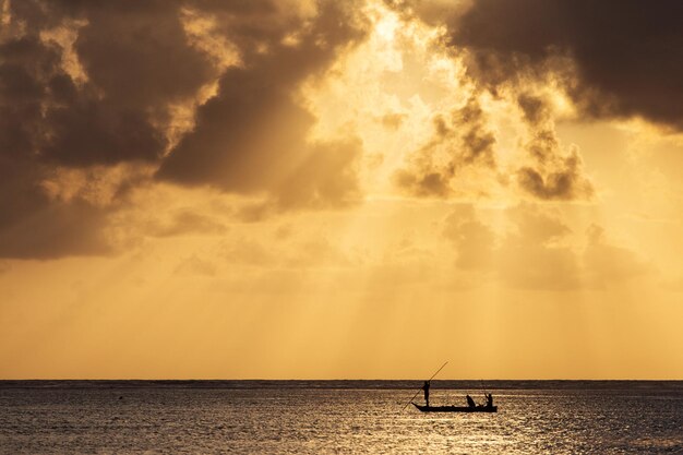 Foto schilderachtig uitzicht op de zee tegen de hemel bij zonsondergang