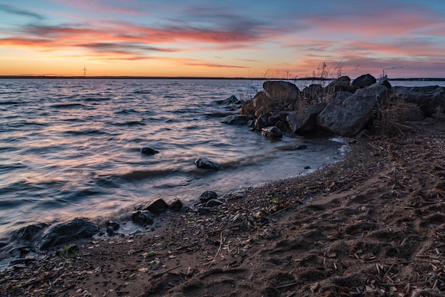 Schilderachtig uitzicht op de zee tegen de hemel bij zonsondergang