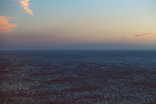 Schilderachtig uitzicht op de zee tegen de hemel bij zonsondergang