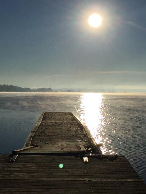 Foto schilderachtig uitzicht op de zee tegen de hemel bij zonsondergang