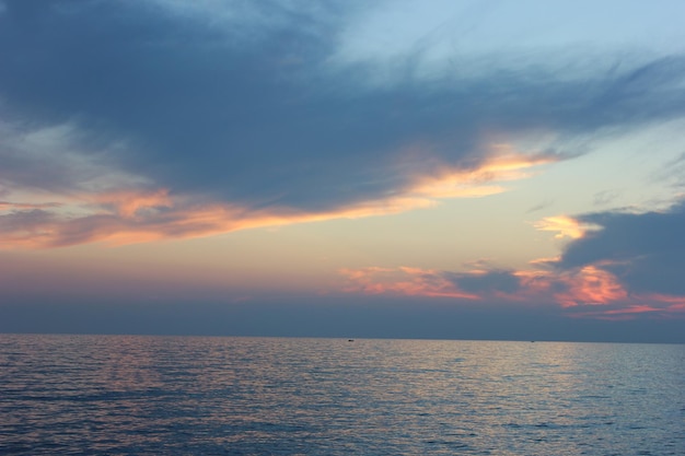 Schilderachtig uitzicht op de zee tegen de hemel bij zonsondergang