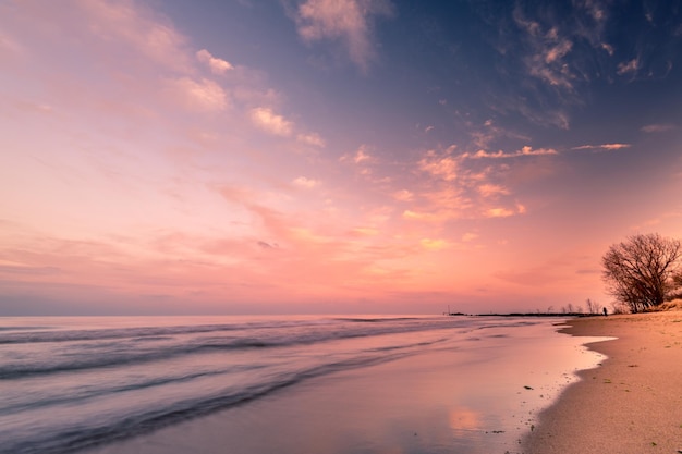 Schilderachtig uitzicht op de zee tegen de hemel bij zonsondergang