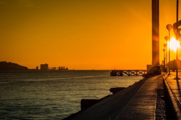 Foto schilderachtig uitzicht op de zee tegen de hemel bij zonsondergang