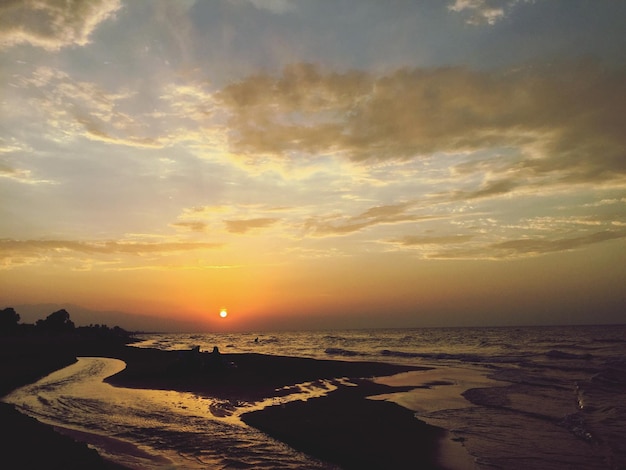 Schilderachtig uitzicht op de zee tegen de hemel bij zonsondergang