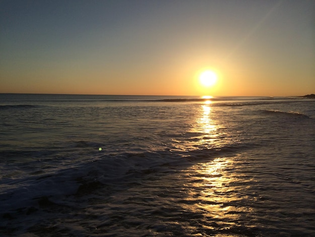 Schilderachtig uitzicht op de zee tegen de hemel bij zonsondergang