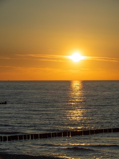 Foto schilderachtig uitzicht op de zee tegen de hemel bij zonsondergang