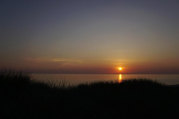 Foto schilderachtig uitzicht op de zee tegen de hemel bij zonsondergang