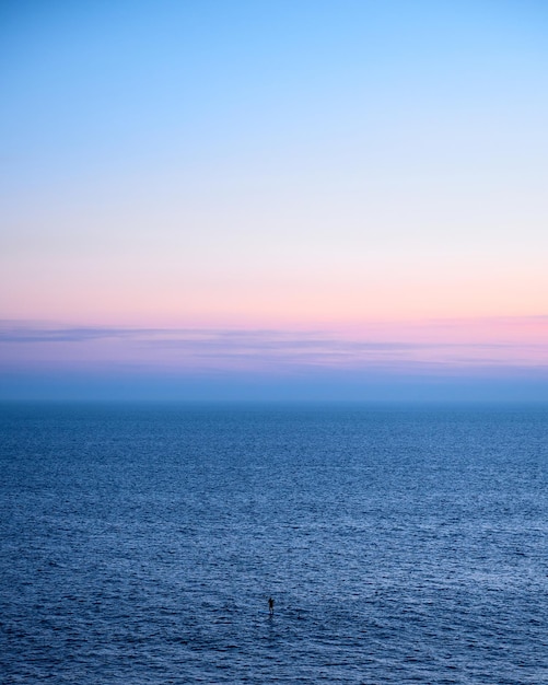 Schilderachtig uitzicht op de zee tegen de hemel bij zonsondergang