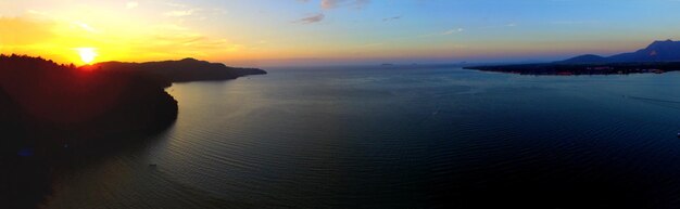 Foto schilderachtig uitzicht op de zee tegen de hemel bij zonsondergang