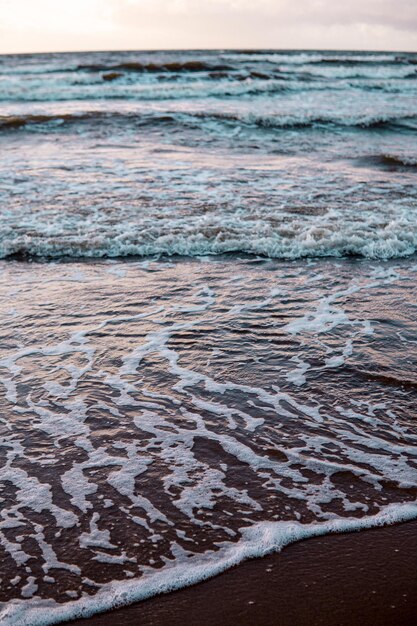 Schilderachtig uitzicht op de zee tegen de hemel bij zonsondergang