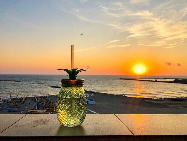 Schilderachtig uitzicht op de zee tegen de hemel bij zonsondergang