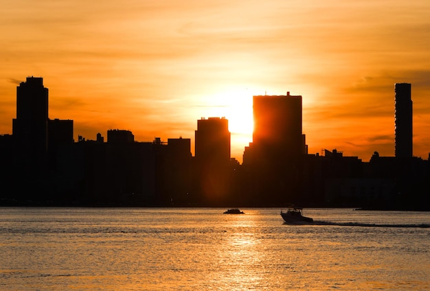 Schilderachtig uitzicht op de zee tegen de hemel bij zonsondergang