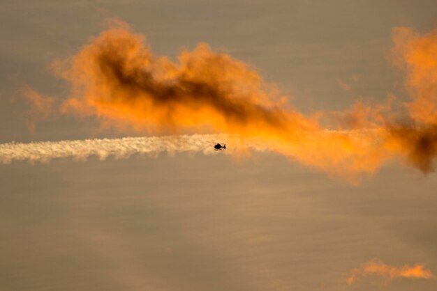 Foto schilderachtig uitzicht op de zee tegen de hemel bij zonsondergang