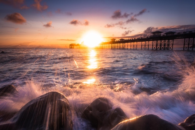 Foto schilderachtig uitzicht op de zee tegen de hemel bij zonsondergang