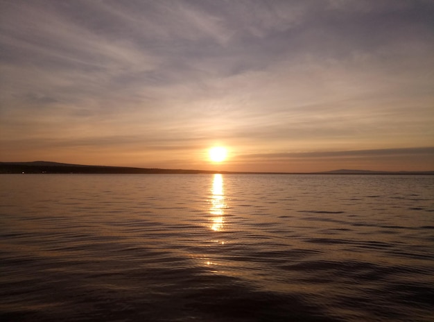 Schilderachtig uitzicht op de zee tegen de hemel bij zonsondergang
