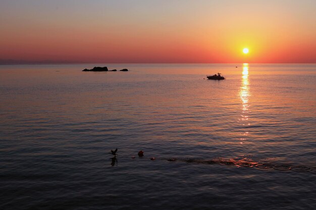 Schilderachtig uitzicht op de zee tegen de hemel bij zonsondergang