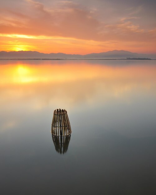 Schilderachtig uitzicht op de zee tegen de hemel bij zonsondergang