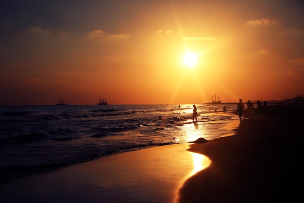 Schilderachtig uitzicht op de zee tegen de hemel bij zonsondergang