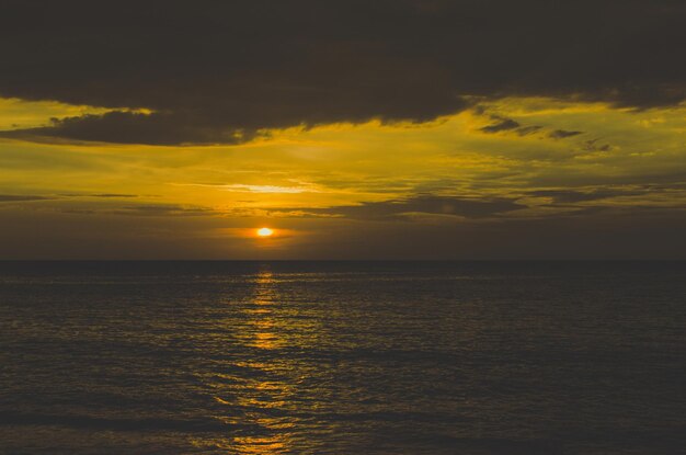 Schilderachtig uitzicht op de zee tegen de hemel bij zonsondergang