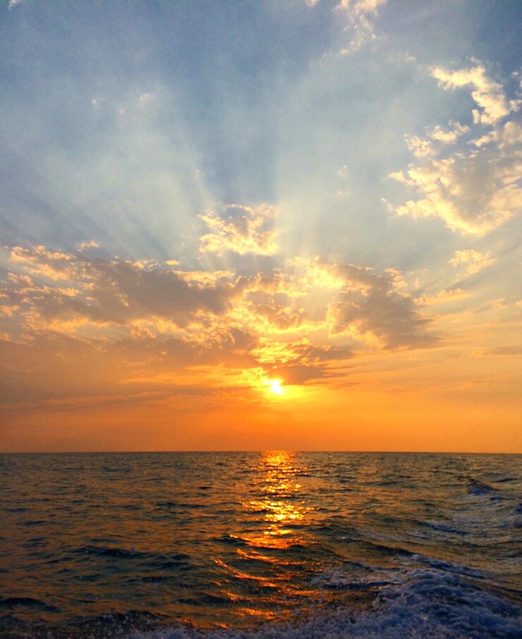 Foto schilderachtig uitzicht op de zee tegen de hemel bij zonsondergang