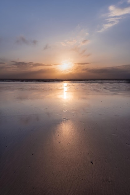 Schilderachtig uitzicht op de zee tegen de hemel bij zonsondergang