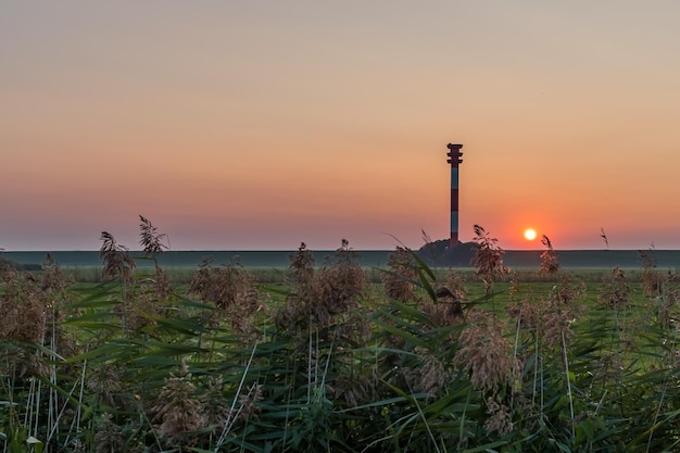 Foto schilderachtig uitzicht op de zee tegen de hemel bij zonsondergang