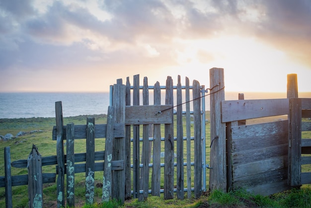 Schilderachtig uitzicht op de zee tegen de hemel bij zonsondergang