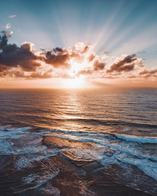 Schilderachtig uitzicht op de zee tegen de hemel bij zonsondergang
