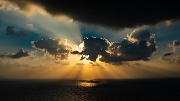 Schilderachtig uitzicht op de zee tegen de hemel bij zonsondergang