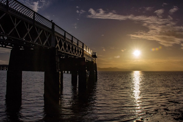 Schilderachtig uitzicht op de zee tegen de hemel bij zonsondergang