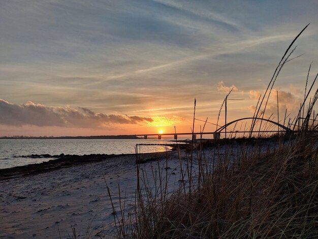 Foto schilderachtig uitzicht op de zee tegen de hemel bij zonsondergang