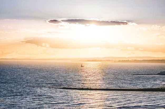Schilderachtig uitzicht op de zee tegen de hemel bij zonsondergang