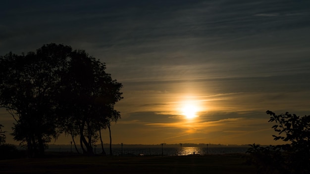 Schilderachtig uitzicht op de zee tegen de hemel bij zonsondergang