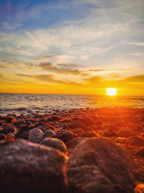 Schilderachtig uitzicht op de zee tegen de hemel bij zonsondergang