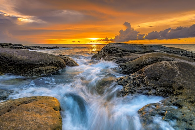 Schilderachtig uitzicht op de zee tegen de hemel bij zonsondergang