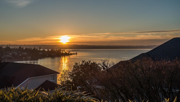 Foto schilderachtig uitzicht op de zee tegen de hemel bij zonsondergang