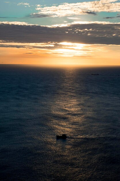 Schilderachtig uitzicht op de zee tegen de hemel bij zonsondergang
