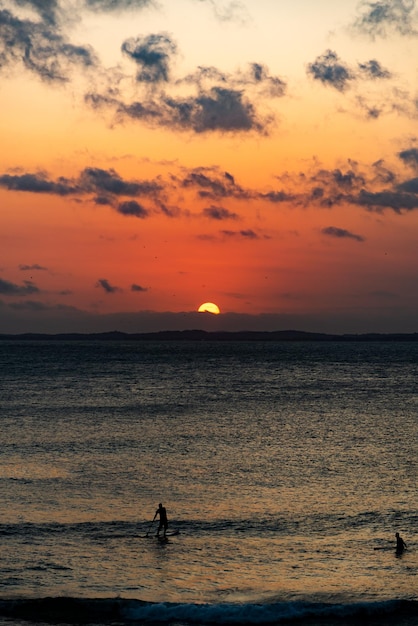 Schilderachtig uitzicht op de zee tegen de hemel bij zonsondergang