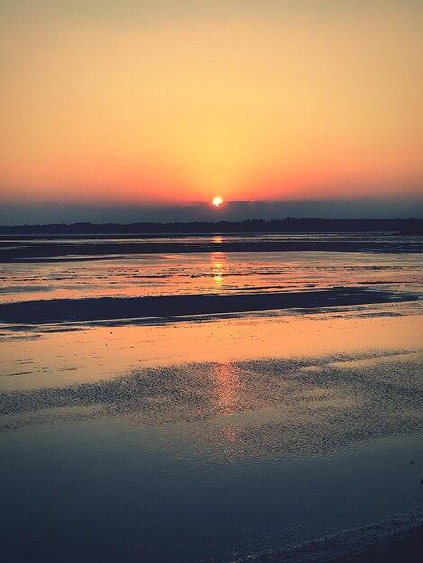 Foto schilderachtig uitzicht op de zee tegen de hemel bij zonsondergang