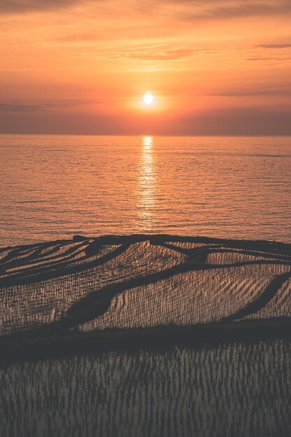 Foto schilderachtig uitzicht op de zee tegen de hemel bij zonsondergang