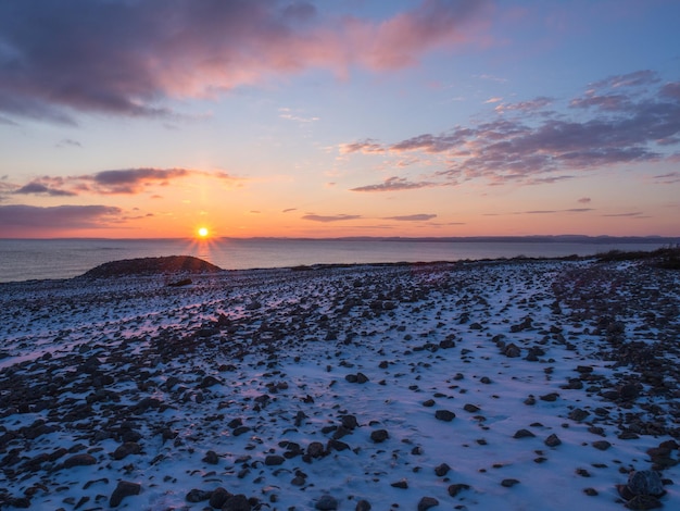 Foto schilderachtig uitzicht op de zee tegen de hemel bij zonsondergang