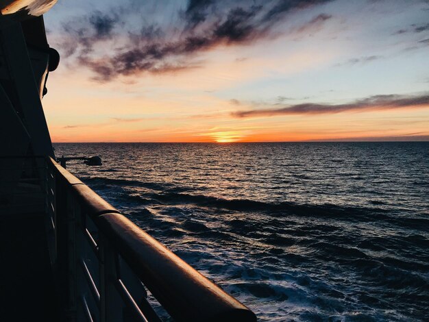 Foto schilderachtig uitzicht op de zee tegen de hemel bij zonsondergang